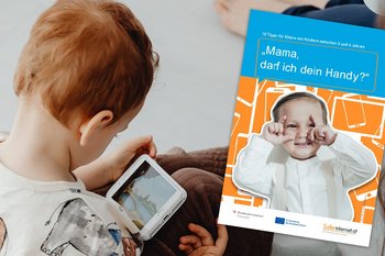 Links im Bild sieht man ein junges Kind mit einem Smartphone in der Hand, es schaut auf den Display. Rechts im Bild die Saferinternet.at-Broschüre "Mama, darf ich dein Handy?".