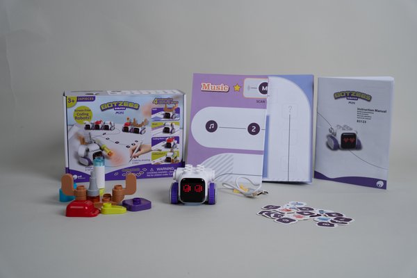 Der Lernroboter Botzee mit dem Material aus dem Standardpaket