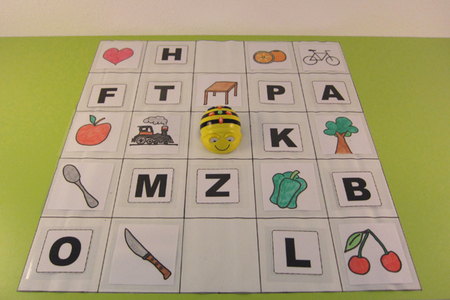 Bee-Bot mit Buchstaben und Bildkärtchen
