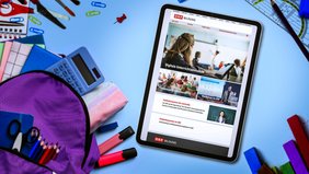 Auf einer blauen Unterlage liegt ein Tablet, auf dem die Webseite der ORF-Medienkompetenz-Initiative geöffnet ist