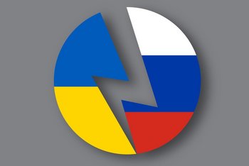 Ein rundes Logo auf grauem Hintergrund: In der linken Hälfte eines Kreises sind die Farben der Ukraine-Flagge zu erkennen, in der rechten Hälfte jene der Russland-Flagge. In der Mitte des Kreises ist ein Blitz-Symbol zu erkennen.
