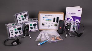 Inhalt der Digibox Audio gestalten: Audioaufnahmegeräte mit Kopfhörern, ein Tellimero-Audiostift, Materialpakete und ein Booklet.