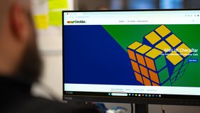 Foto eines Computerbildschirms, auf dem die CheckBar-Webseite geöffnet ist.
