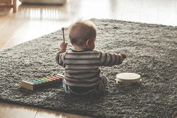 Baby spielt Percussion-Instrumente