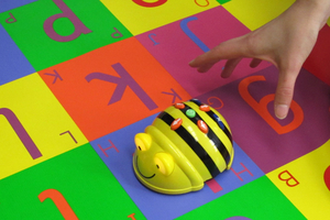 Bee-Bot auf Buchstaben-Matte