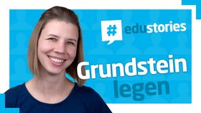 Portraitfoto von Cornelia Amon vor blauem Hintergrund, daneben der Titel "edustories - Grundstein legen".